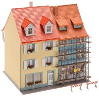 Faller 130494 - 2 Kleinstadthäuser mit Malerg